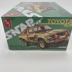 AMT Snap-fit 1980 Toyota Hilux SR5 4×4 Pickup Truck 1:25 Model Kit New Sealed