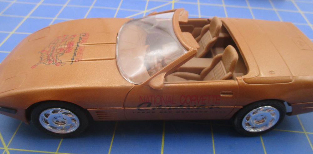AMT 1994 CORVETTE CONVERTIBLE CARAVAN LIMITED EDITION 1:25 MORE LISTED