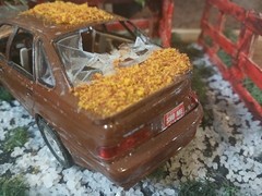 WRECKED FORD TAURUS SHO IN CORNER JUNKYARD DIORAMA SCENE !! COOL DETAILS