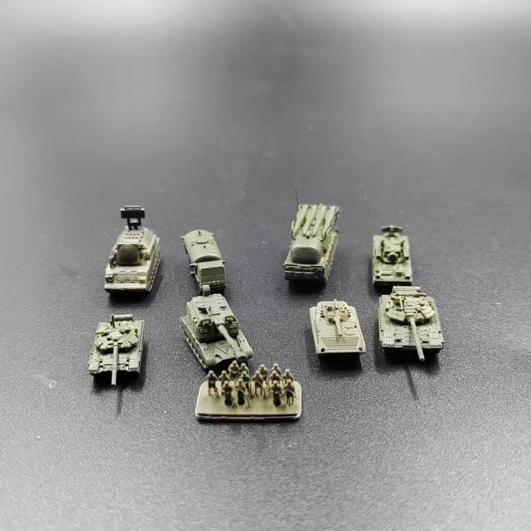 1/350 Russian armored vehicle kit model （8 vehicles+a group of soldiers ）