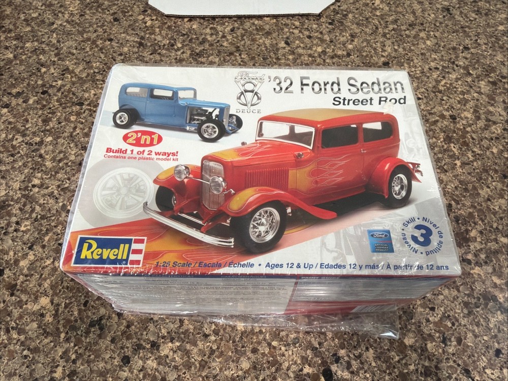 REVELL 1932 FORD SEDAN STREET ROD FACTORY SEALED INSIDE KIT! CIRCA 2007! VMCP!