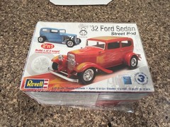 REVELL 1932 FORD SEDAN STREET ROD FACTORY SEALED INSIDE KIT! CIRCA 2007! VMCP!