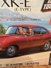 REVELL 85-4509 JAGUAR XK-E MODEL KIT-NIB-1:24 SCALE