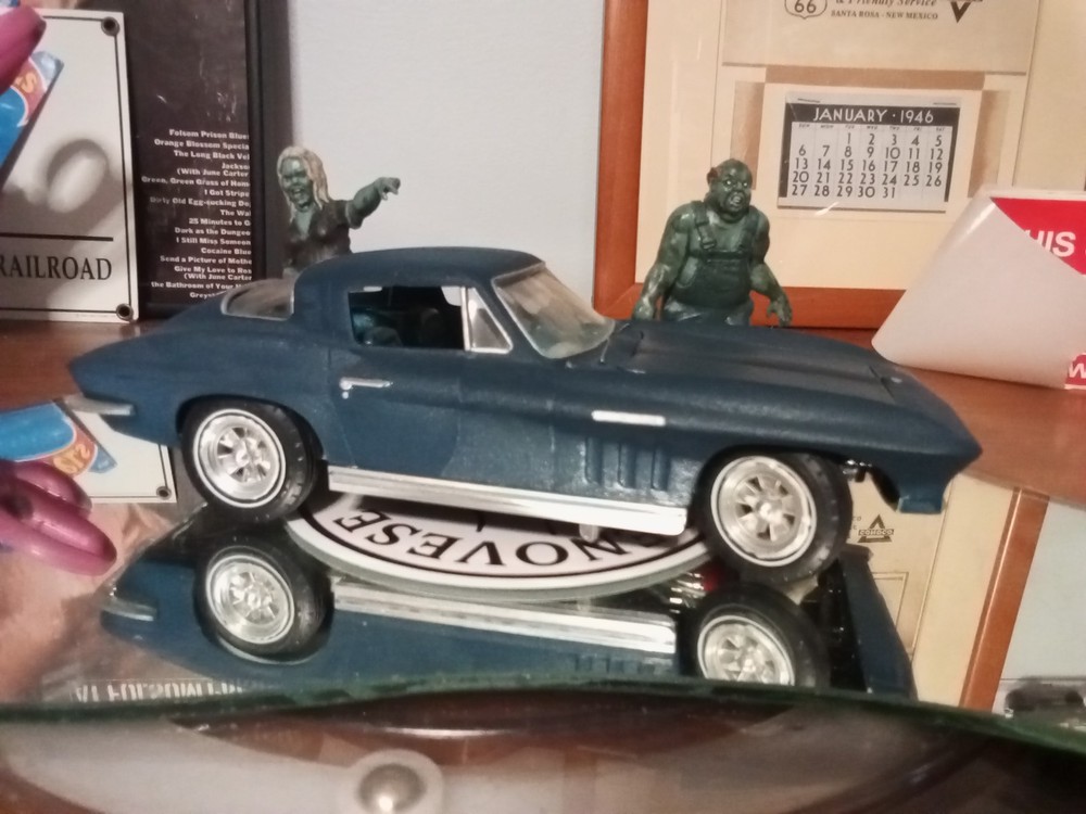 1965 Corvette 1/25 scale built model kit And Zombies