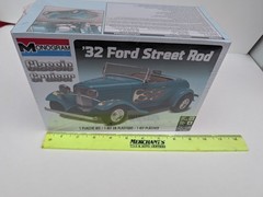 Monogram Classic Cruiser ’32 Ford Street Rod 1:24 Scale new in box
