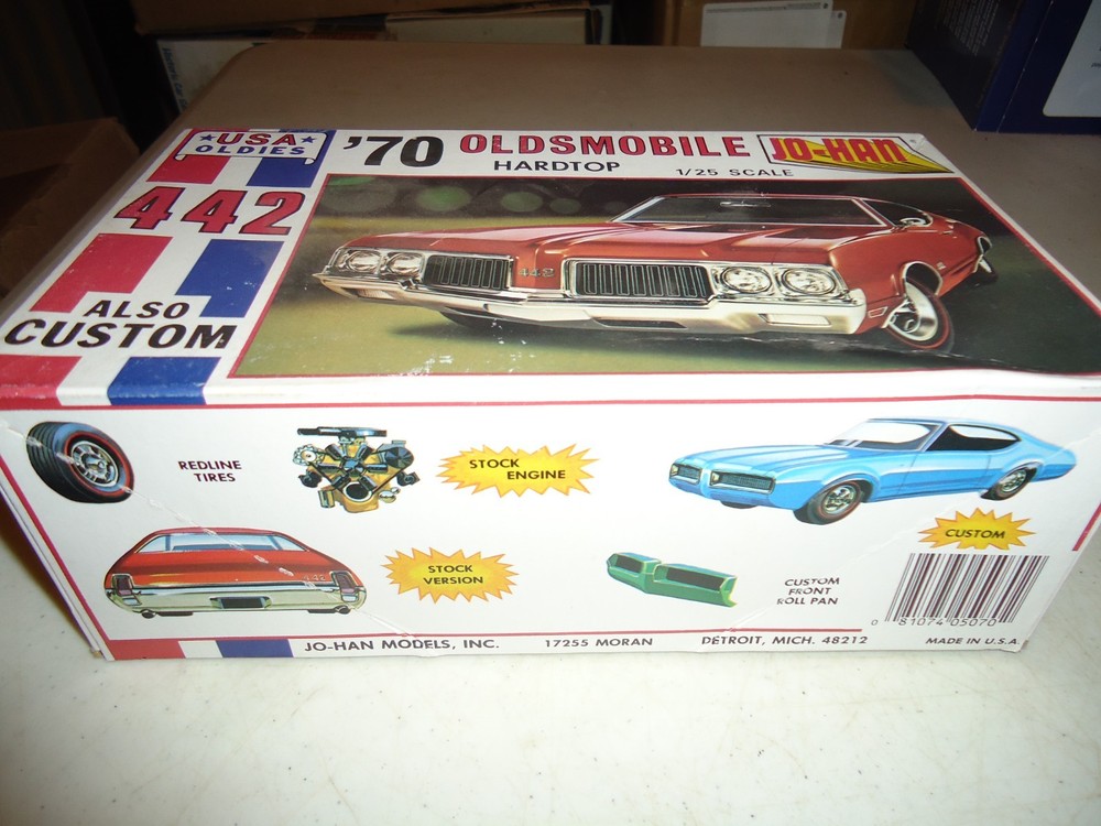 JOHAN 1/25 OLDSMOBILE 442 UNBUILT MODEL KIT MOLDED IN WHITE