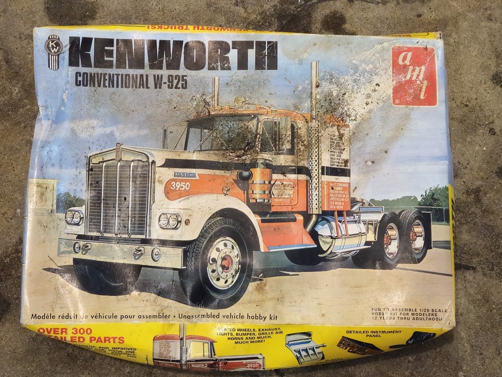 AMT 1021 1/25 Kenworth W925 Semi Tractor, Movin’ On Model Kit