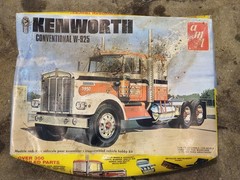 AMT 1021 1/25 Kenworth W925 Semi Tractor, Movin’ On Model Kit