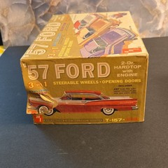 AMT 57 Ford 2-Dr Hardtop w/ Engine 1:25 Plastic Model Kit T-157-200