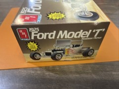 AMT 1925 Ford Model T Roadster / Pickup Model Kit 6512 (OPEN BOX )