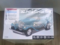 Monogram Classic Cruiser ’32 Ford Street Rod 1:24 Scale Model Car Kit Level 4