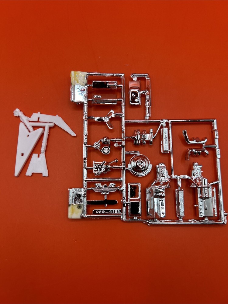 1957 Ford T-Bird AMT Chrome Engine With Stand Model Parts 1:25 New L5