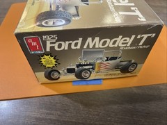 AMT 1925 Ford Model T Roadster / Pickup Model Kit 6512 (OPEN BOX )