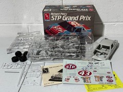 AMT Ertl 6728 1/25 43 STP Richard Petty Pontiac NASCAR Model Kit 1990 OPEN