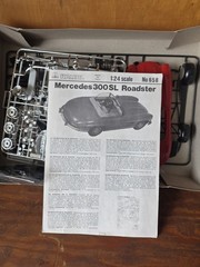 Italeri Mercedes-Benz 300 SL Roadster 1:24 Plastic Model Kit MPN 658