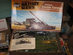 280mm Atomic Cannon w/2 Gun Transporters & 7 crew by Life-Like-1/40 from 1970s