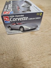 AMT 1:25 96 CHEVY CORVETTE CONVERTIBLE COLLECTOR EDITION MODEL KIT