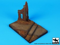Black Dog 1/72 Ruined House with Railway Crossing Base (150mm x 100mm) D72018