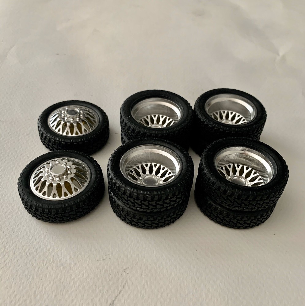 1:24 “Evo” Semi Truck “26 Dually Wheels In Standard Tires (2 Fronts 4 Rears)