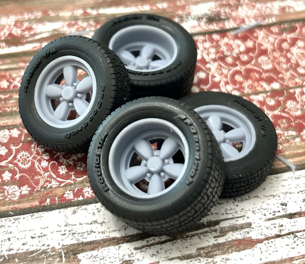 1/24 Scale: 15-inch “Daisy Mags” Resin Wheels W/ Wide Rear Tires