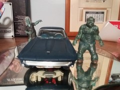 1965 Corvette 1/25 scale built model kit And Zombies