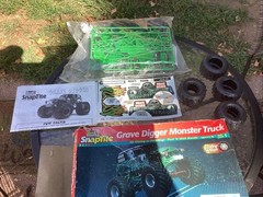Revell Monogram 85-1901 Snaptite Grave Digger Monster Truck 1/25 Model Kit