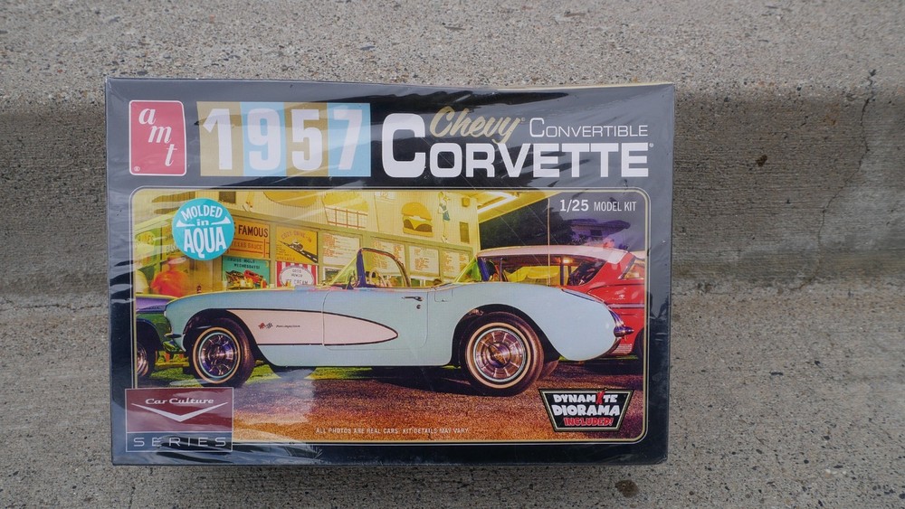 AMT 1957 CHEVY CORVETTE CONVERTIBLE 1/25 SCALE MODEL KIT (Molded in Aqua)