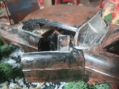1957 CHEVY RUSTY JUNKER IN CORNER JUNKYARD DIORAMA SCENE /OPENING DOORS/TRUNK !!