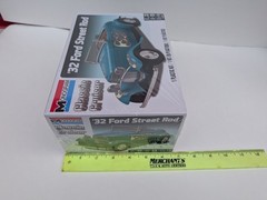 Monogram Classic Cruiser ’32 Ford Street Rod 1:24 Scale new in box