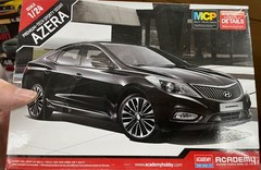 Academy 15121 Hyundai Azera Car kit 1/24 McM Niob.