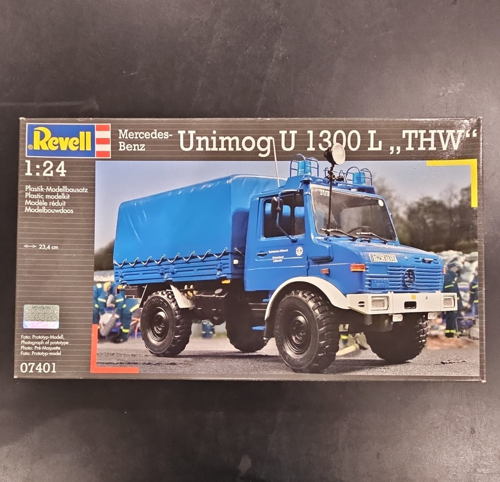 Revell 1:24 Mercedes-Benz Unimog U 1300 L THW Plastic Model Kit 07401