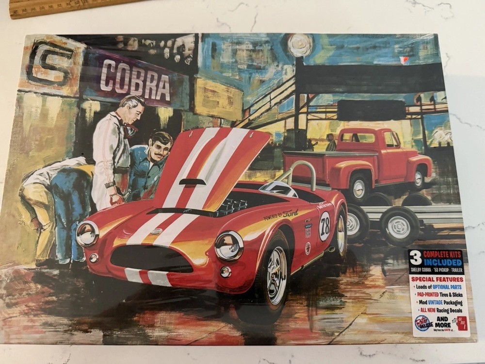 18-1073 AMT 1:25 Scale GRAND PRIX COBRA RACING TEAM D’AMERIQUE Plastic Model Kit