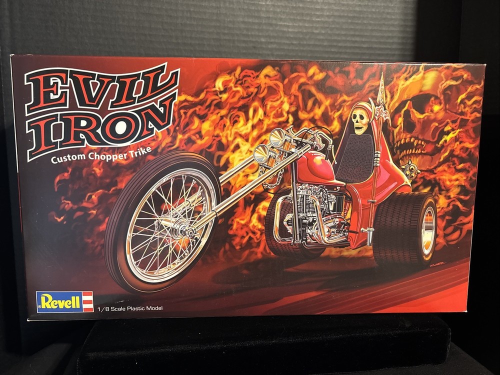 REVELL 17325 EVIL IRON CUSTOM CHOPPER TRIKE MODEL KIT-NIB-1/8 SCALE