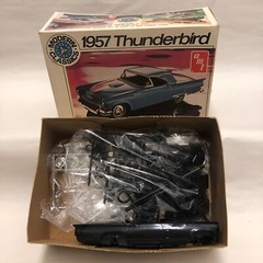 AMT Vintage 1957 Ford Thunderbird Modern Classic 1/25 Scale Model