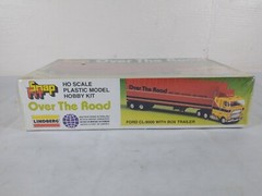 Over The Road Ford CL-9000 Sleeper Lindberg Snap Fit HO Scale Model Kit # 1047