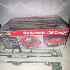Revell ’69 Corvette 429 Coupe 1:25 Plastic Model Car Kit 1989 7149R0100