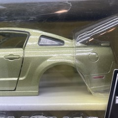 Maisto Assembly Line 2006 Ford Mustang GT Coupe 1:24 Die Cast Model Kit Lime Grn
