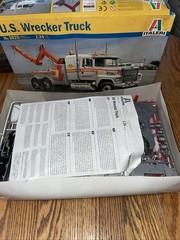 Italeri 3825 1/24 Scale Model Car Kit U.S Ford LTL 9000 Wrecker Tow Truck