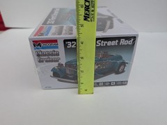 Monogram Classic Cruiser ’32 Ford Street Rod 1:24 Scale new in box