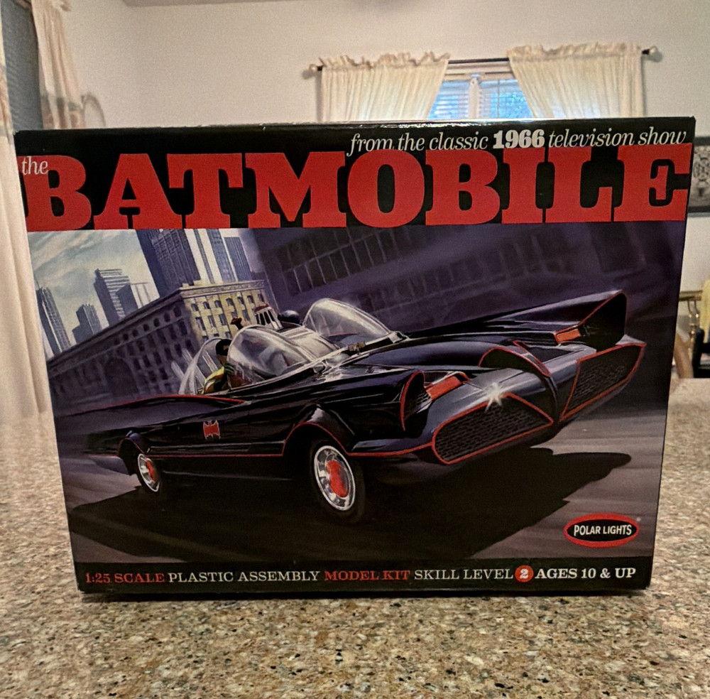 Polar Lights Batmobile Batman 1:25 Plastic Model Kit Skill Level 2 Unassembled