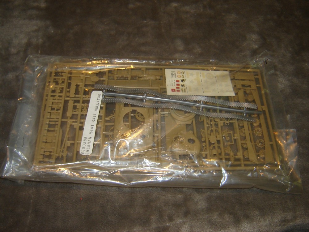 ESCI 8028B Bag Model Kit Sherman M4A1 Tank 1/72 Factory Sealed No Instructions