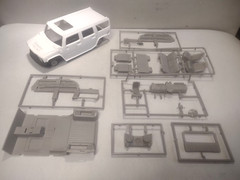 REVELL HUMMER H2 CALIFORNIA WHEELS 1/25 SCALE MODEL KIT STARTED W/ SEALED BAGS