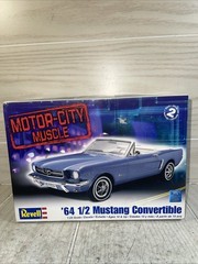 REVELL MOTOR-CITY MUSCLE ’64 1/2 MUSTANG CONVERTIBLE MODEL KIT 85-2095 –