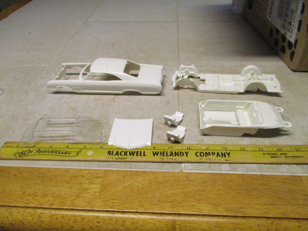 AMT 1/25 VINTAGE 1965 66 BUICK WILDCAT 3 IN 1 CUSTOMIZING MODEL KIT Parts M47