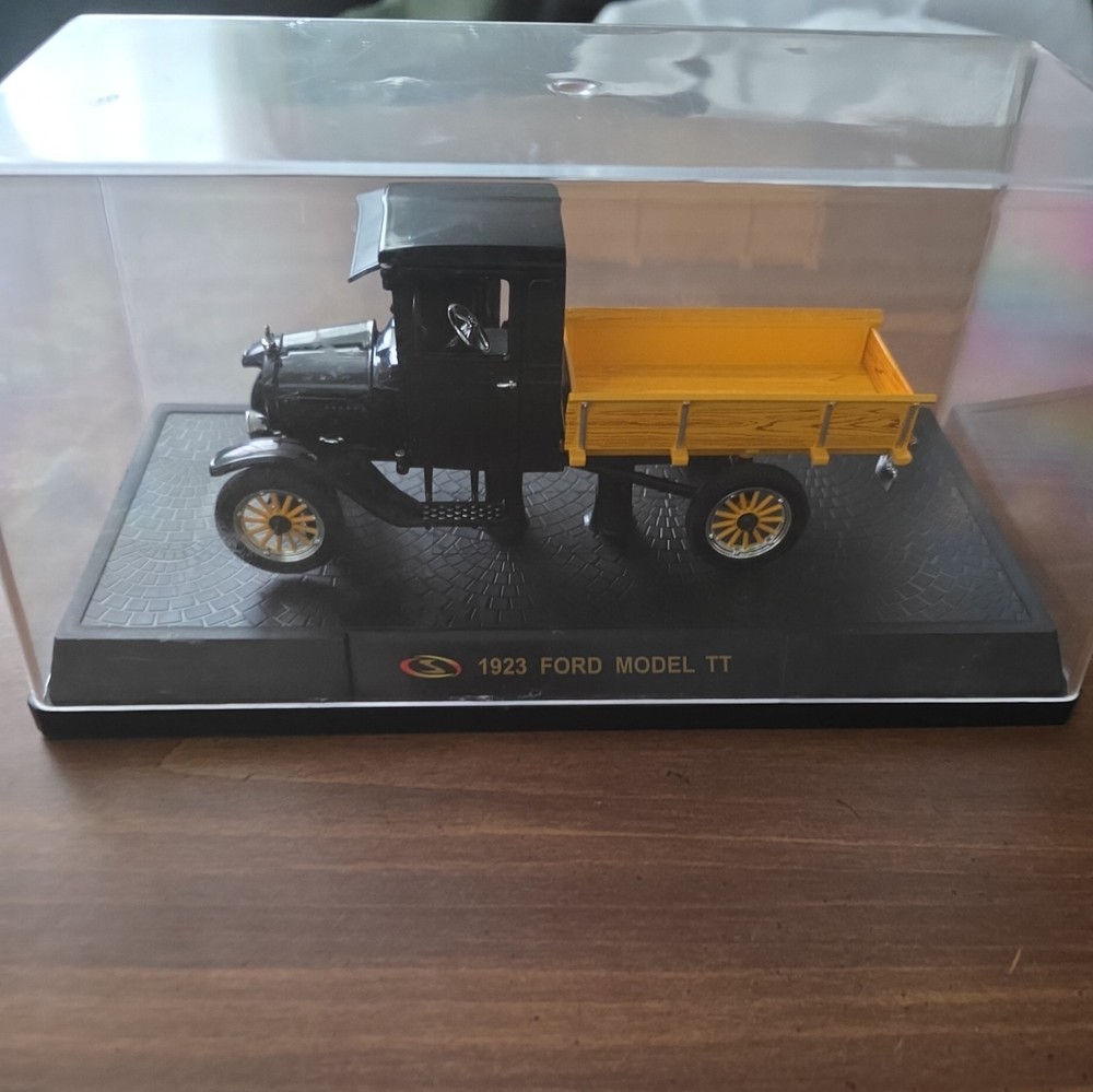 SIGNATURE MODEL’S 1923 Ford Model TT
