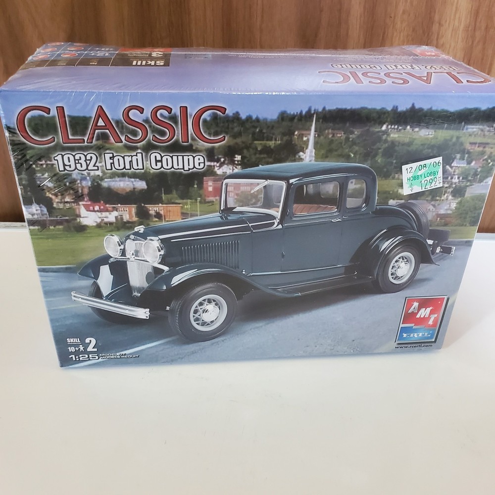 AMT ERTL 1932 Classic Ford Coupe Model Kit 1:25 #38280 Sealed