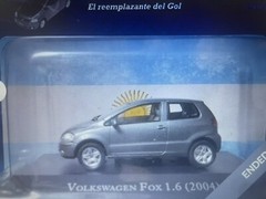 INOLVIDABLES VOLKSWAGEN FOX 1.6 2004 SCALE DIECAST MODEL 1:43 BUBBLE BOOKLET