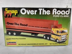 Over The Road Ford CL-9000 Sleeper Lindberg Snap Fit HO Scale Model Kit # 1047
