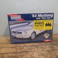 Monogram 1:24 1964 Ford Mustang Indy Pace Car Convertible + BATMAN Comic ’64