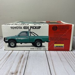 VTG 1992 Lindberg Toyota 4X4 Pickup Truck Model Kit Big 1/20 Scale #72506 [NEW]